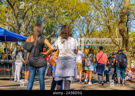 MONTEVIDEO, URUGUAY, November 2019 - Masse ein öffentliches Konzert im sonnigen Sonntag Frühling beobachten im Parque rodo Park in Montevideo, Uruguay Stockfoto