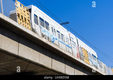 Okt 13, 2019 Milpitas/CA/USA - VTA Zug auf einer erhöhten Plattform in South San Francisco Bay; VTA Light Rail ist ein Commuter Rail San Dienst Stockfoto