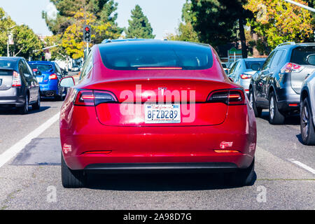 August 5, 2019 Mountain View/CA/USA - Ansicht der Rückseite rot Tesla Modell 3 Fahren auf einer Straße in Silicon Valley Stockfoto