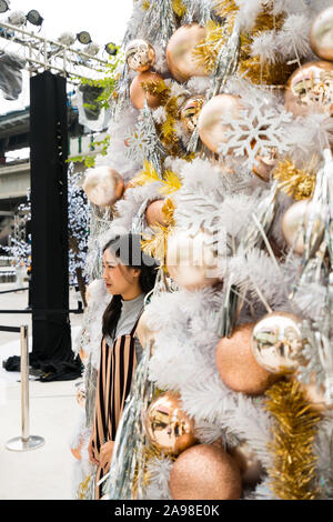 Bangkok, Thailand - 11. Dezember 2017: Kind durch den Weihnachtsschmuck und einer riesigen Eisbären am Eingang posing Zum Emporium x Die EmQuartie Stockfoto