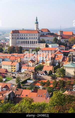 Schloss Mikulov in Südmähren, Tschechien, sonnigen Sommertag Stockfoto