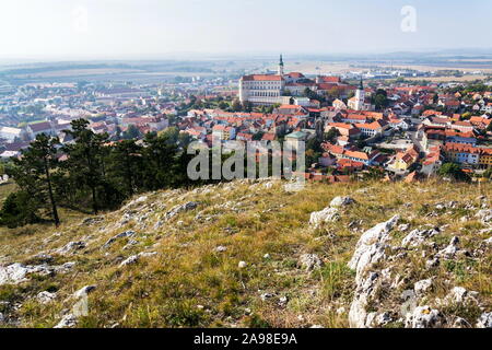 Schloss Mikulov in Südmähren, Tschechien, sonnigen Sommertag Stockfoto