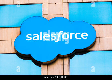 Okt 26, 2019 San Francisco/CA/USA - Nahaufnahme von Salesforce Logo auf einer der Türme in der Innenstadt von San Francisco. Stockfoto