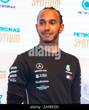 Sao Paulo, Brasilien. 13 Nov, 2019. Britische Fahrer Lewis Hamilton, der aktuellen sechs - Zeit F1 Weltmeister, wird auf einer Pressekonferenz am Mittwoch, gesponsert von Petronas, die Ölfirma, dass Sponsoren seinem aktuellen Team, Mercedes geben. Der Engländer wird in Brasilien F1 Grand Prix, der an diesem Wochenende in Interlagos nimmt teil. (Foto: Emerson Santos/Fotoarena) Credit: Foto Arena LTDA/Alamy leben Nachrichten Stockfoto