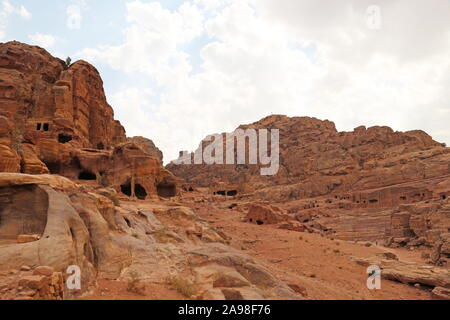 Theater, mit hohen Ort des Opfers hinter, aus der Staatskasse Sicht Trail, Petra, Wadi Musa, Ma'an Governorate, Jordanien, Naher Osten gesehen Stockfoto