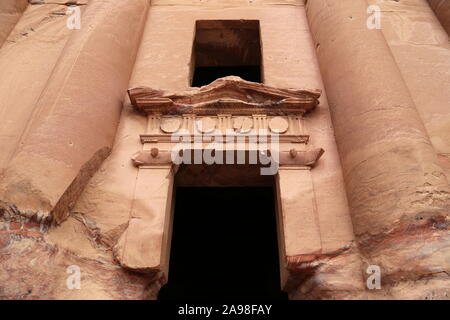 Urn Grab (Qabr Al Jarrah), Königliche Gräber, Treasury Sicht Trail, Petra, Wadi Musa, Ma'an Governorate, Jordanien, Naher Osten Stockfoto