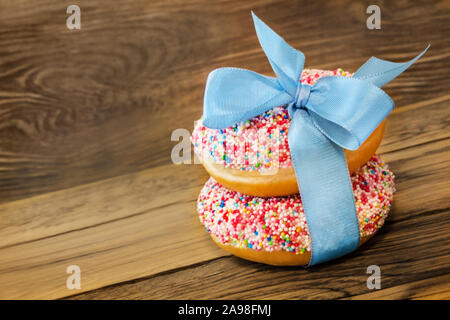 Donuts gegen Holz- Hintergrund Stockfoto