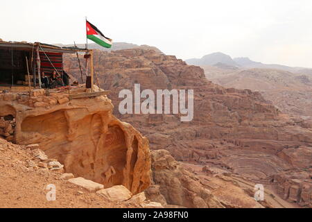 Theater, mit hohen Ort des Opfers hinter, aus der Staatskasse Sicht Trail, Petra, Wadi Musa, Ma'an Governorate, Jordanien, Naher Osten gesehen Stockfoto