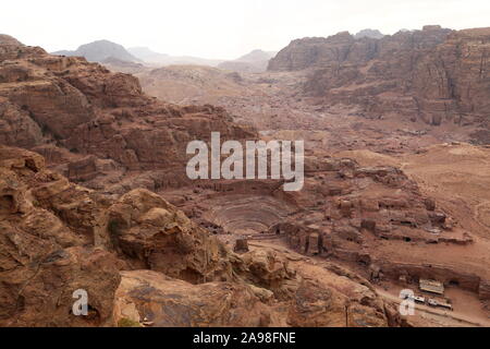 Theater, aus der Staatskasse Sicht Trail, Petra, Wadi Musa, Ma'an Governorate, Jordanien, Naher Osten gesehen Stockfoto