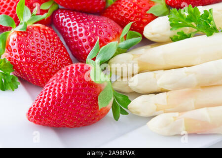Spargel und Erdbeeren Stockfoto