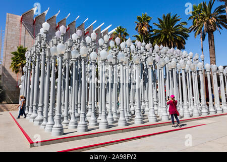 "Urban Light" Kunst im öffentlichen Raum Installation im LACMA, Wilshire Boulevard, Los Angeles, Kalifornien, Vereinigte Staaten von Amerika. USA Stockfoto