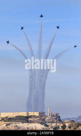 Die Blue Angels aerobatic Team über Alcatraz Island, San Francisco Bay während der Fleet Week 2019, Kalifornien, USA durchführen. Stockfoto