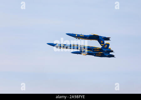 Die Blue Angels aerobatic flight Demonstration squadron führen Sie über die Bucht von San Francisco während der Fleet Week 2019, Kalifornien, Vereinigte Staaten von Amerika. Stockfoto