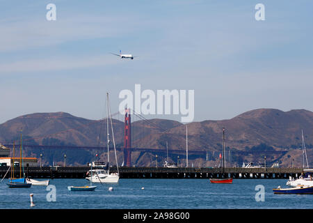 Boeing 777-322 (ER) Anzeige über die Bucht von San Francisco und die Golden Gate Bridge, während der Fleet Week 2019, Kalifornien, USA Stockfoto