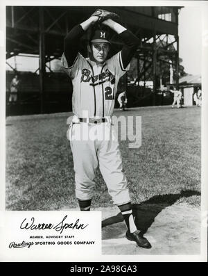 Vintage schwarz-weiß Foto von Hall des Ruhmes Baseball-spieler Warren Spahn mit der Milwaukee Braves um 1960. Stockfoto