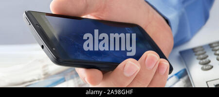 Business männliche Hand und Smartphone Stockfoto