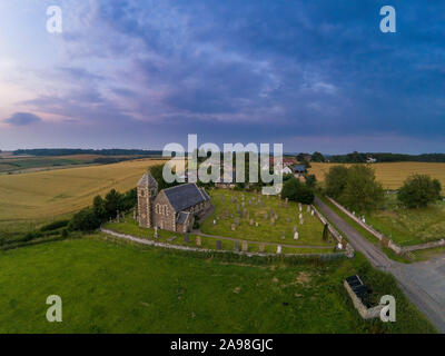 Luftaufnahme von branxton Kirche und Dorf im Norden von Northumberland in der Nähe der schottischen Grenze Stockfoto