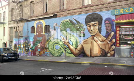 SAN FRANCISCO, Kalifornien, VEREINIGTE STAATEN VON AMERIKA - Oktober, 26, 2017: ein Wandbild von Bruce Lee in Chinatown, in San Fran Stockfoto