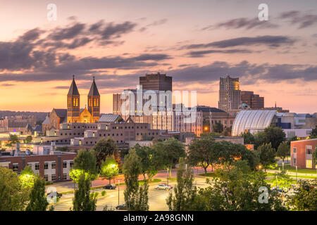 Akron, Ohio, USA Downtown Skyline in der Dämmerung. Stockfoto