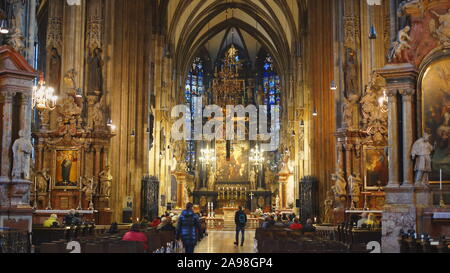 Wien, ÖSTERREICH - OKTOBER 9, 2017: der Blick in das Innere der Stephansdom in Wien, Österreich Stockfoto