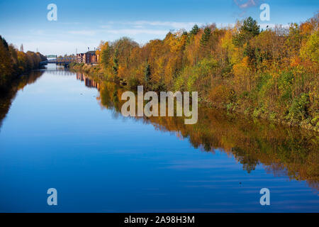 Manchester Ship Canal im Herbst gesehen von Stockton Heide Swing Bridge Stockfoto