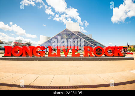 CLEVELAND, Ohio - August 9, 2019: Rock and Roll Hall of Fame Eingang. Das Gebäude wurde am 1. September 1995 gewidmet. Stockfoto