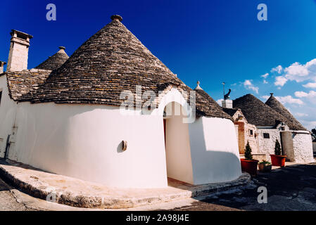 Schöne einstöckige Häuser von gerundeten Bau genannt Trulli, typisch für die Gegend von Alberobello in Italien. Stockfoto