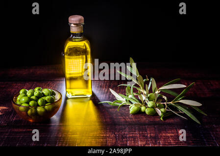 Natives Olivenöl wird aus grünen Oliven, die Olivenbäume wachsen extrahiert, eine Quelle ungesättigter Fette und pflanzliche Omega 3. Stockfoto