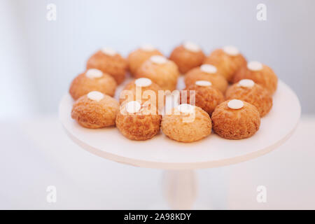 Süße Desserts auf dem Tisch. Verschiedene Desserts auf Candy Bar Stockfoto