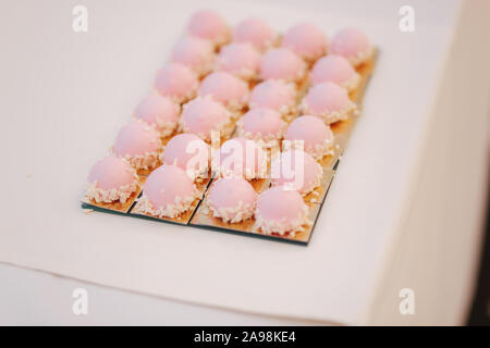 Süße Desserts auf dem Tisch. Verschiedene Desserts auf Candy Bar Stockfoto