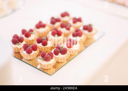 Süße Desserts auf dem Tisch. Verschiedene Desserts auf Candy Bar Stockfoto