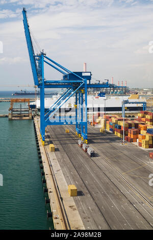 Blick von oben auf die Klemme mit blauen Portalkran und gestapelte Container im Hafen von Civitavecchia, Region Latium, Provinz Rom, Italien, Europa Stockfoto