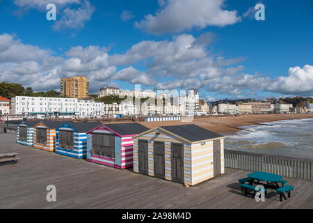 Hastings Strandpromenade vom Pier, East Sussex, UK gesehen Stockfoto