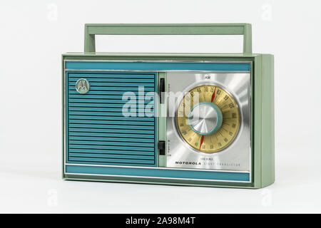 Los Angeles, Kalifornien, USA - 12. November 2019: Illustrative redaktionelle Fotographie von Vintage Motorola tragbaren Transistorradio. Stockfoto