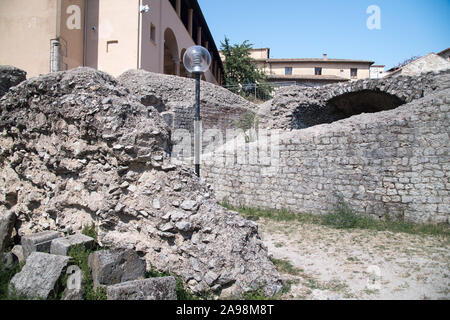 Alten Teatro Romano (römisches Theater) von I CE und Museo Archeologico Nazionale im historischen Zentrum von Spoleto, Umbrien, Italien. Am 19. August 2019 © Wojci Stockfoto