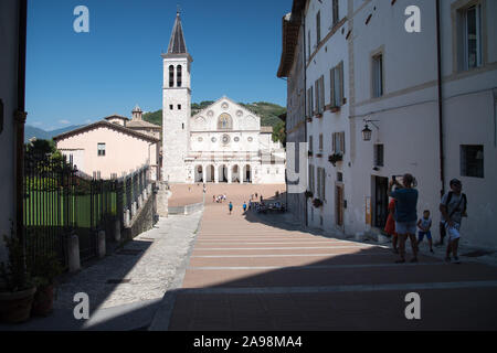 Romanische Kathedrale Santa Maria Assunta (Kathedrale der Himmelfahrt der Jungfrau Maria) im historischen Zentrum von Spoleto, Umbrien, Italien. August Stockfoto