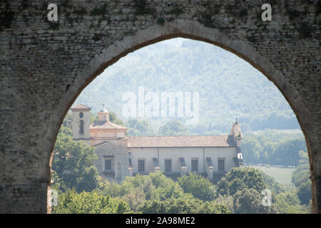 Romanische Chiesa di San Pietro Extra Moenia (St. Peter Kirche außerhalb der Stadtmauern) von XII XIII Jahrhundert in Spoleto, Umbrien, Italien. Am 19. August 2. Stockfoto