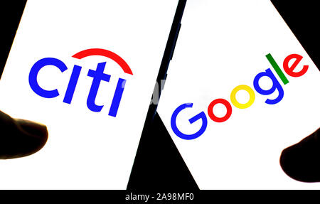 Google und Citibank Logo auf Smartphones halten Sie in Händen in Dunkel. Redaktionelle Illustration Foto für Nachrichten, dass Google mit der Citigroup eingegangen Stockfoto