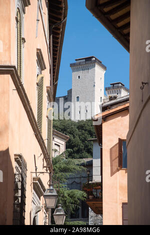 Mittelalterliche La Rocca Albornoziana (Spoleto) im historischen Zentrum von Spoleto, Umbrien, Italien. Am 19. August 2019, im XIV. Jahrhundert gebaut von Matteo Gattapo Stockfoto