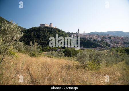 Romanische Kathedrale Santa Maria Assunta (Kathedrale der Himmelfahrt der Jungfrau Maria) im historischen Zentrum von Spoleto, Umbrien, Italien. August Stockfoto