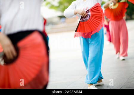 Ventilatoren während ein traditioneller Tanz gehalten wird. Stockfoto