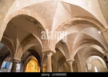 Romanische Krypta in Chiesa e Monastero di San Ponziano (Hl. Pontianus Kirche) in Spoleto, Umbrien, Italien. Am 19. August 2019 © wojciech Strozyk/Alamy Stockfoto