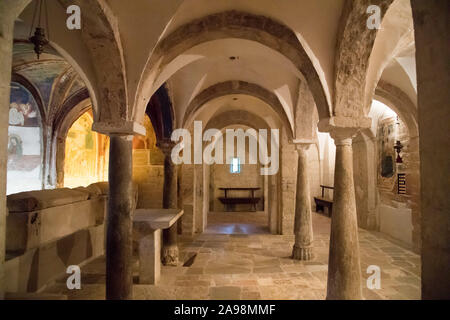 Romanische Krypta in Chiesa e Monastero di San Ponziano (Hl. Pontianus Kirche) in Spoleto, Umbrien, Italien. Am 19. August 2019 © wojciech Strozyk/Alamy Stockfoto