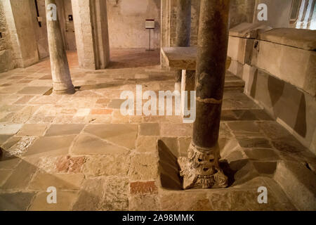 Romanische Krypta in Chiesa e Monastero di San Ponziano (Hl. Pontianus Kirche) in Spoleto, Umbrien, Italien. Am 19. August 2019 © wojciech Strozyk/Alamy Stockfoto