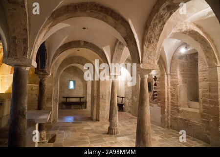 Romanische Krypta in Chiesa e Monastero di San Ponziano (Hl. Pontianus Kirche) in Spoleto, Umbrien, Italien. Am 19. August 2019 © wojciech Strozyk/Alamy Stockfoto