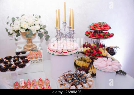 Süße Wüste auf dem Tisch. Verschiedene Desserts auf Candy Bar Stockfoto