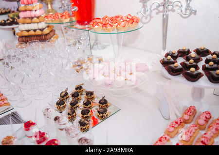 Süße Wüste auf dem Tisch. Verschiedene Desserts auf Candy Bar Stockfoto