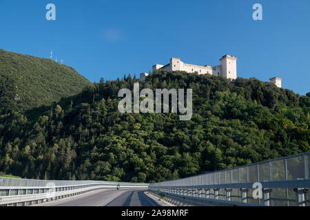 Mittelalterliche La Rocca Albornoziana (Spoleto) im historischen Zentrum von Spoleto, Umbrien, Italien. Am 19. August 2019, im XIV. Jahrhundert gebaut von Matteo Gattapo Stockfoto