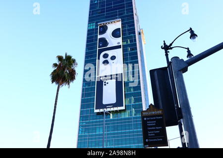 Hollywood, Kalifornien, Reklametafeln des neuen iPhone 11 auf der Wolkenkratzer in Vine Street Stockfoto