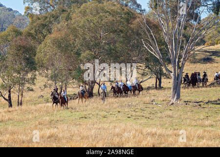 CORRYONG, Victoria, Australien - 5. April 2019: Die Man From Snowy River Bush Festival Re-enactment, Reiter auf dem Pferd nach unten aus dem Bus kommen Stockfoto